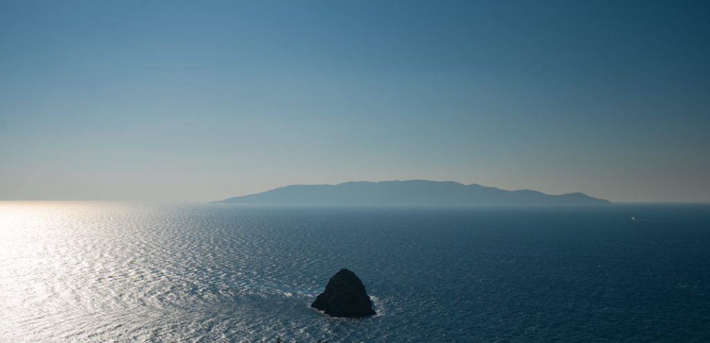 Utsikt fra Monte Argentario mot Isola del Giglio
