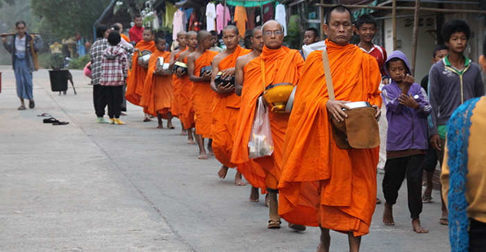 Thailand: Ut og mate munker